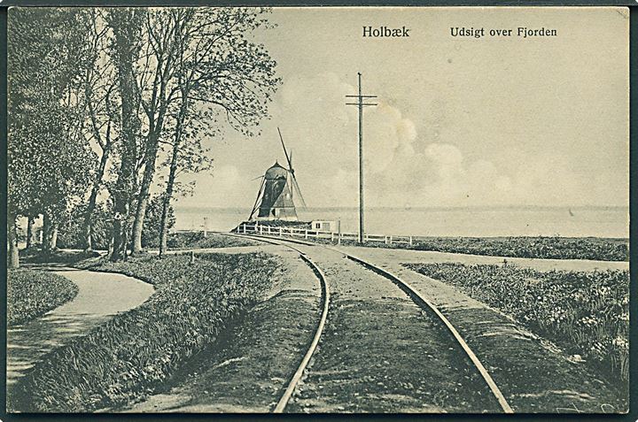 Holbæk. Udsigt over Fjorden med jernbaneskinner og Mølle. Peter Alstrups Kunstforlag no. 1081. 