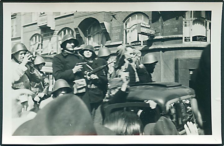 København, befrielsesdagene i maj 1945 med modstandsfolk og arresteret værnemager. Fotokort u/no.