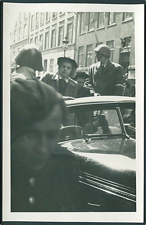 København, befrielsesdagene i maj 1945 med modstandsfolk og arresteret værnemager. Fotokort u/no.