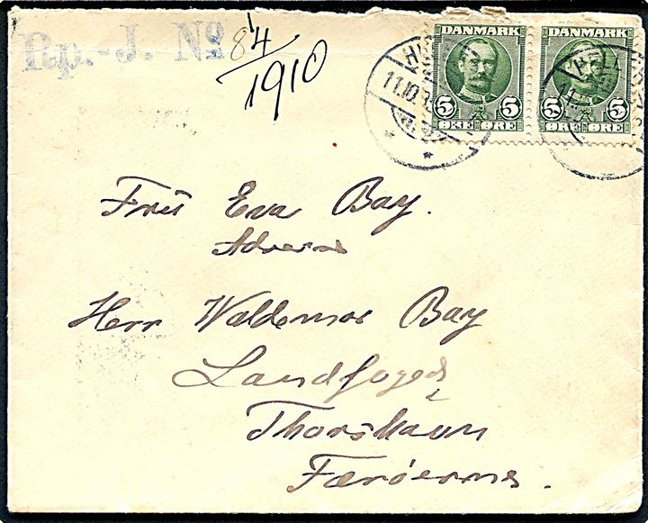 5 øre Fr. VIII i parstykke på brev fra Hellerup d. 11.10.1909 via Reykjavik d. 10.11.1909 til Thorshavn. Ank.stemplet Thorshavn d. 8.12.1909. 