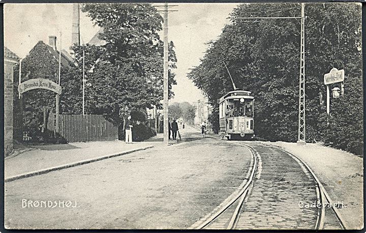 Brøndshøj, gadeparti. Sporvogn linie 5, no. 73. passerer Nørrebros Tivoli. Stenders no. 3224. 