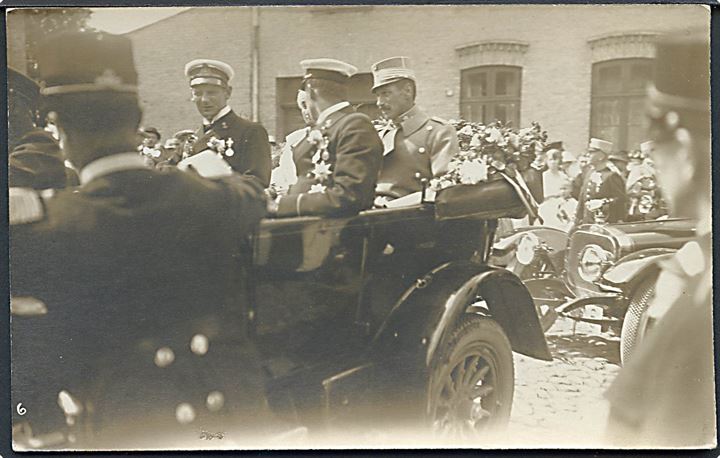 Kong Chr. X og kronprins Frederik i automobil. Muligvis i forbindelse med genforeningen. Fotokort u/no.