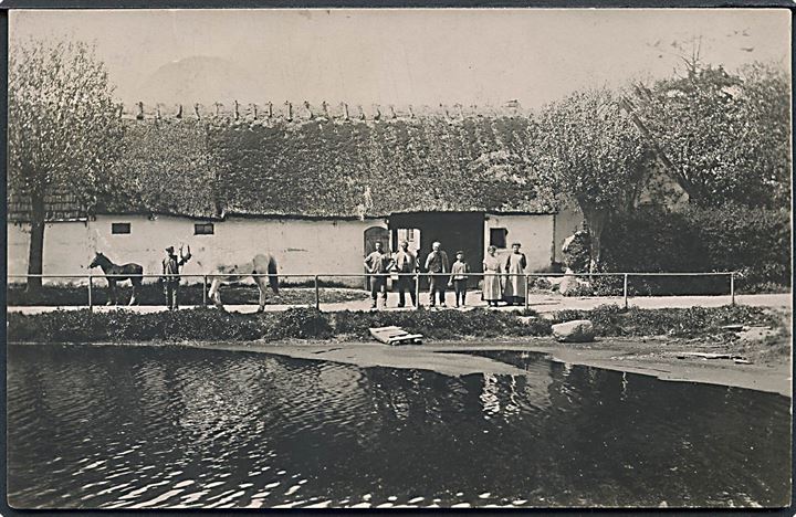 Snoldelev, landejendom og gadekær. Fotokort anvendt i Snoldelev med 5 øre Bølgelinie og Julemærke 1912 stemplet Gadstrup 1912.