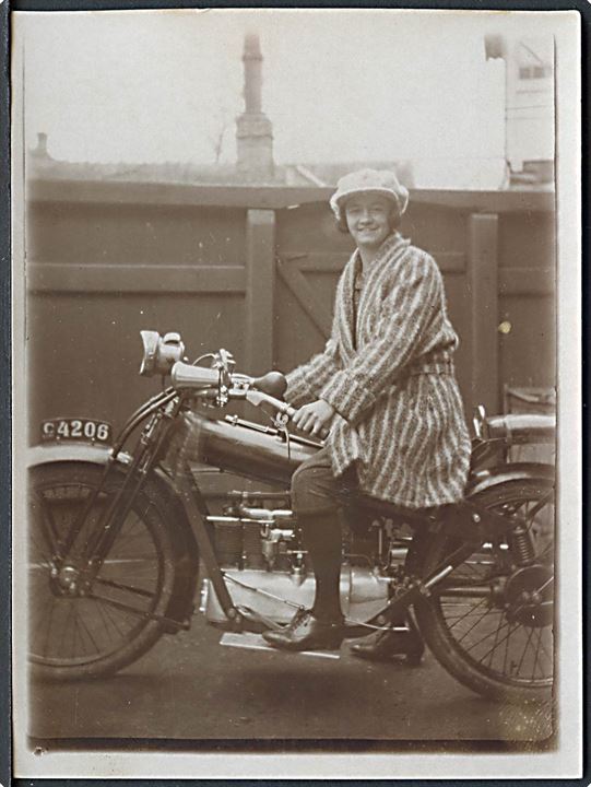 Kvinde på motorcykel C 4206 ca. 1920'erne. Foto 8½x11½ cm.