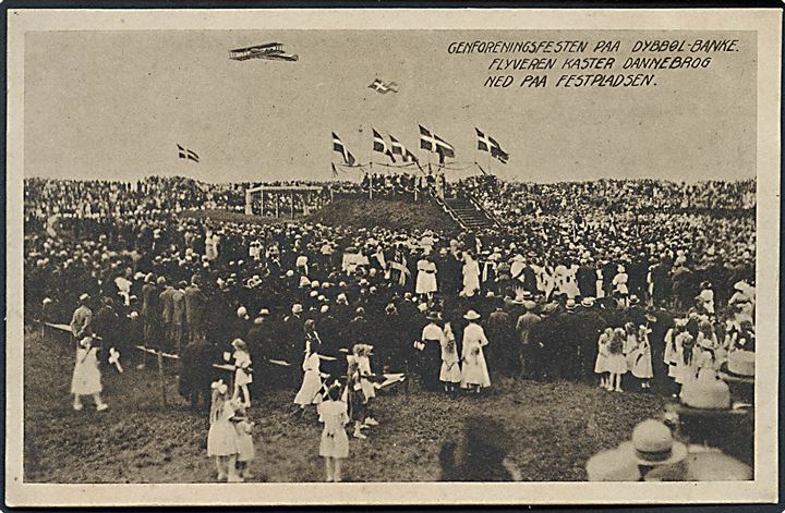 Genforeningsfesten 1920 paa Dybbøl - Banke. Flyveren kaster Dannebrog ned paa Festpladsen. Stenders no. 197. 