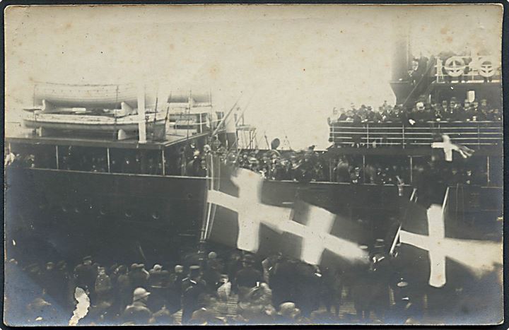 Genforeningen. Stemmeberettigede ankommer med dampskibet Kjøbenhavn til Sønderborg (?) d. 9.2.1920. Fotokort u/no.