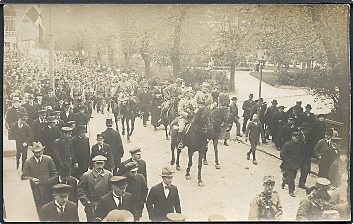 Genforening. Oberst Moltke i spidsen for Sønderjysk Kommando i Sønderborg d. 5.5.1920. Fotokort u/no.