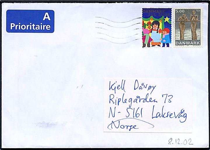 5 kr. Nordens Frimærker og Julemærke 2002 på brev annulleret med svagt stempel fra Nordsjællands Postcenter til Laksevåg, Norge.