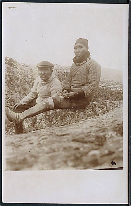 Grønlandsk par i klipperlandskab. Fotokort u/no.