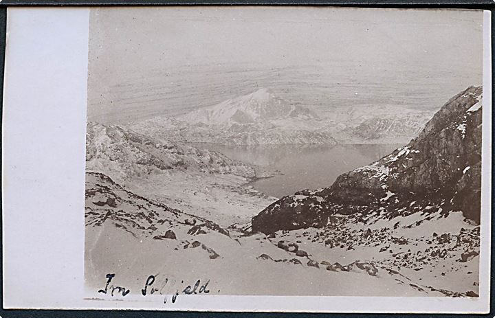 Ivigtut, udsigt fra Solfjeld i sne med Gunnarsfjeld i baggrunden. Fotokort u/no.