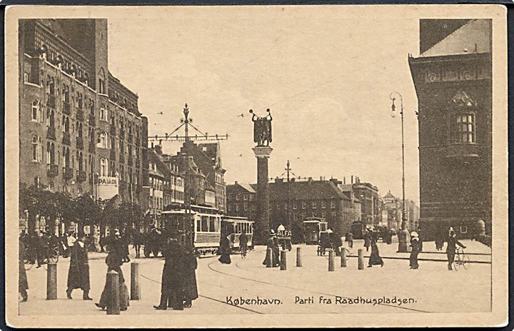 København. Parti fra Raadhuspladsen med sporvogne. Stenders no. 37543. 