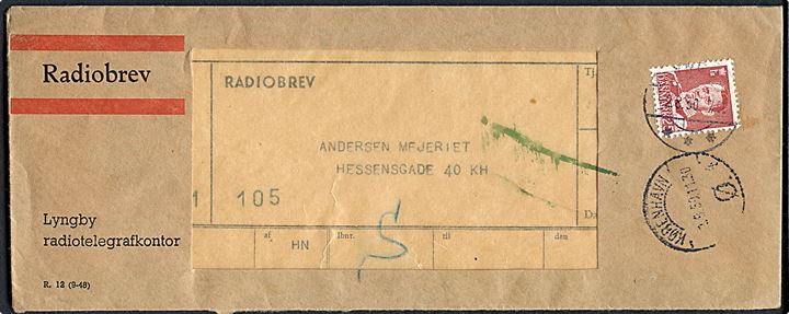25 øre Fr. IX på fortrykt Radiobrev rudekuvert - R.12 (8-48) - fra Lyngby radiotelegrafstation stemplet Lyngby d. 2.8.1950 til København - eftersendt med grønne ombæringskontrolstreger. Indeholder radiobrev formular T.4 (2-50 A5) med meddelelse fra skibet Vibeke Mærsk som er på vej til Batavia, Hollandsk Ostindien.