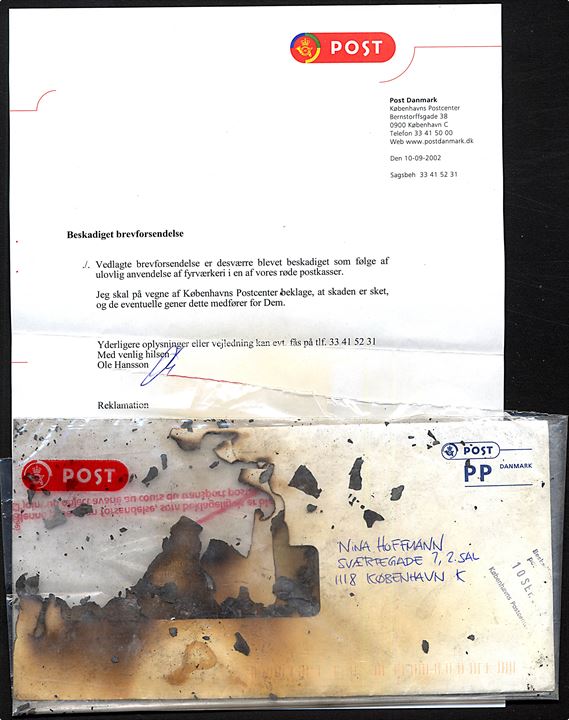 Kraftigt brændt rudekuvert til København med følgeskrivelse fra Københavns Postcenter d. 10.9.2002 vedr. ulovlig anvendelse af fyrværkeri i postkasse.