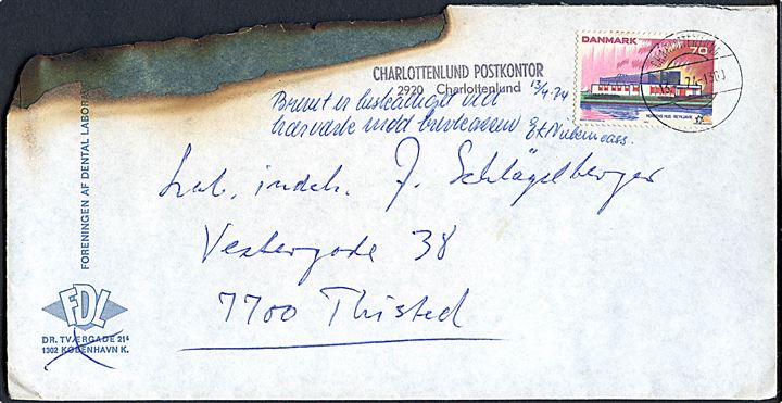 70 øre Nordens Hus på brandskadet aflang kuvert fra Charlottenlund d. 13.4.1974 til Thisted. Påskrevet Brevet er beskadiget ved hærværk mod brevkasse og stempel Charlottenlund Postkontor 2920 Charlottenlund.