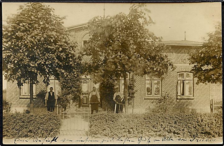 Süderballig/Gelting. Snedker foran ejendom bygget 1898. Fotokort u/no.