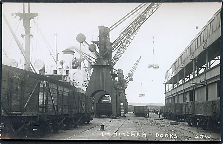 Immingham, havneparti med fragtskib og jernbanevogne. S.J.Warren u/no.