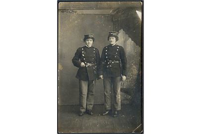 To kvinder iklædt militæruniformer omkring 1. verdenskrig. Fotokort u/no.