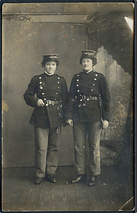To kvinder iklædt militæruniformer omkring 1. verdenskrig. Fotokort u/no.