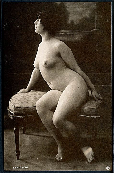 Erotisk postkort. Kvinde sidder på skammel. Nytryk Stampa PR no. 266.    