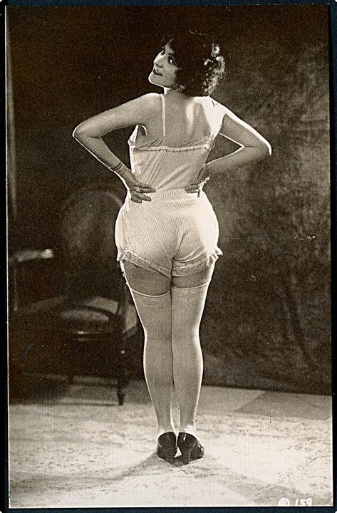 Erotisk postkort. Kvinde med ryggen til. Iført undertøj, strømper og stiletter. Nytryk Stampa PR no. 262.    