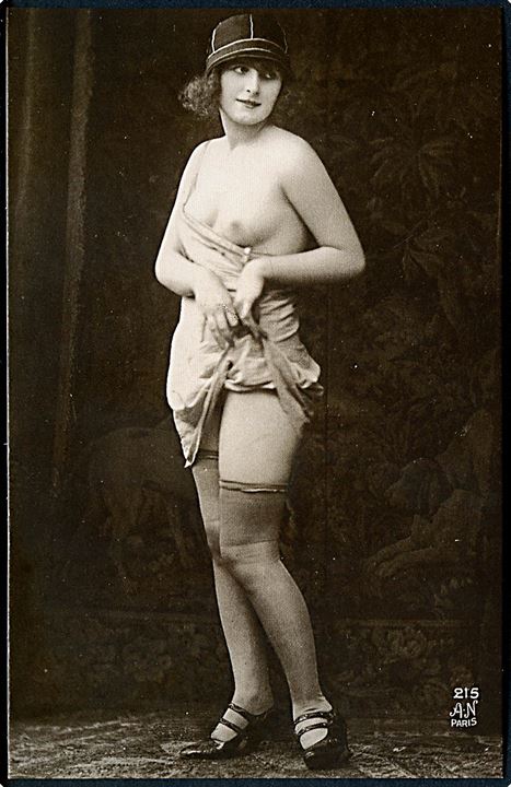 Erotisk postkort. Kvinde iført sort hat, underkjole, strømper og stiletter. Nytryk Stampa PR no. 320.    