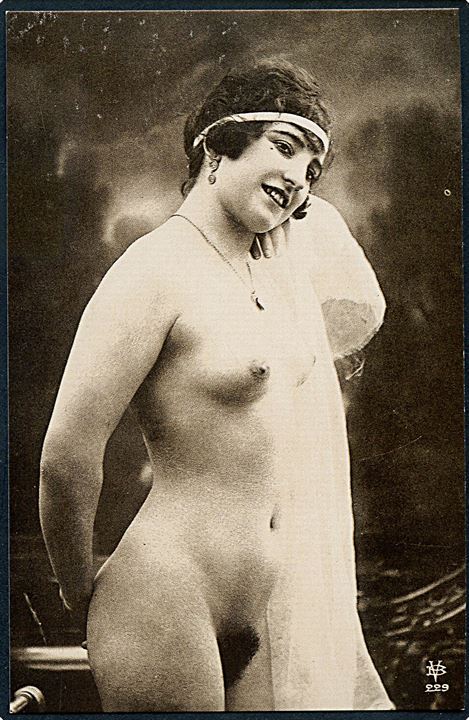Erotisk postkort. Kvinde med hårpynt og blondestof. Nytryk Stampa PR no. 43.   