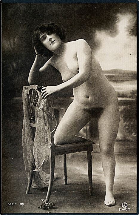 Erotisk postkort. Kvinde med det ene ben på stol. Nytryk Stampa PR no. 92.   