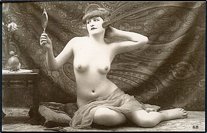 Erotisk postkort. Topløs kvinde kigger i håndspejl. Nytryk Stampa PR no. 219.    