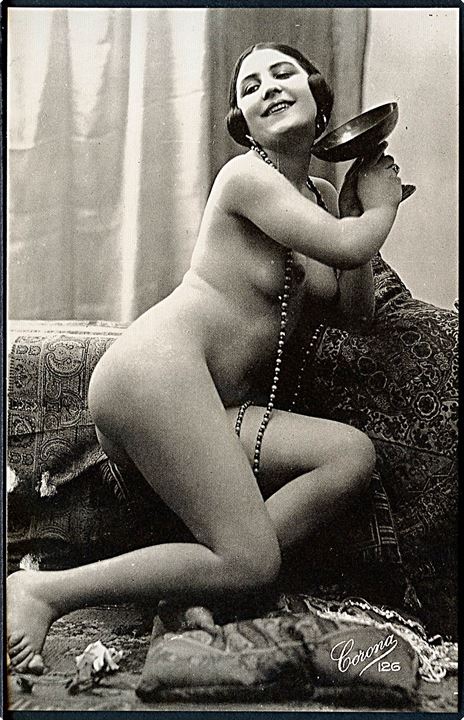 Erotisk postkort. Kvinde sidder på tæpper. Nytryk Stampa PR no. 292.    