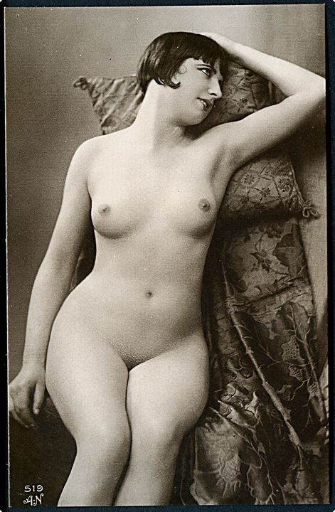 Erotisk postkort. Kvinde med puder bag sig. Nytryk Stampa PR no. 328.     