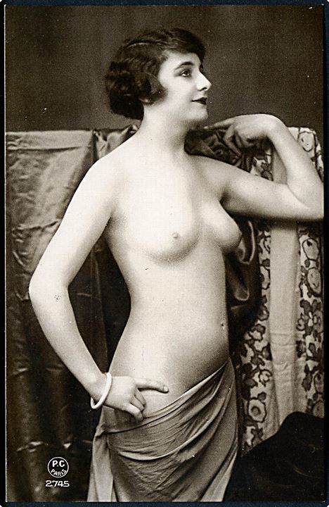 Erotisk postkort. Kvinde med stof omkring hofterne. Nytryk Stampa PR no. 331.     