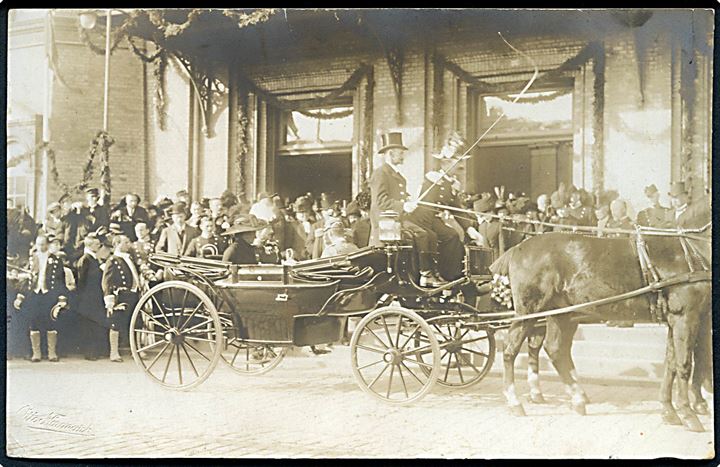 Odense 1912. Kong Christian d 10 og hustru ankommer i karet. Fotokort u/no. 