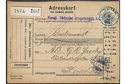 50 öre Tjenestemærke single på adressekort for pakke fra Kungl. Skånska Dragonregiment i Ystad d. 29.10.1915 til Stockholm.