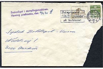 10 øre Bølgelinie og 50 øre Dansk Samvirke på brev fra Herning d. 16.9.1970 til Aarhus. Violet stempel Beskadiget i stemplingsmaskinen. Herning Postkontor. Afkortet i venstre side.