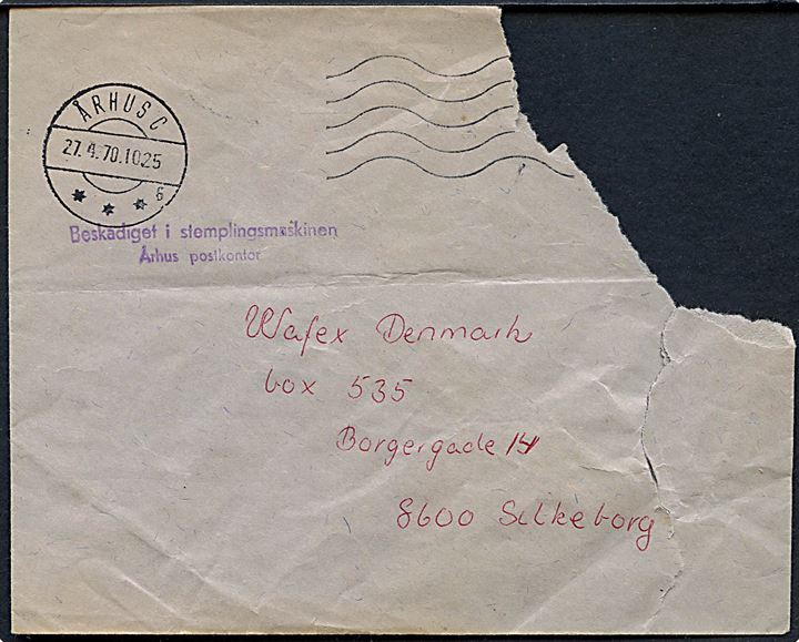 Kuvert stemplet Århus C d. 27.4.1970 til Silkeborg med violet stempel: Beskadiget i stemplingsmaskinen Århus postkontor.