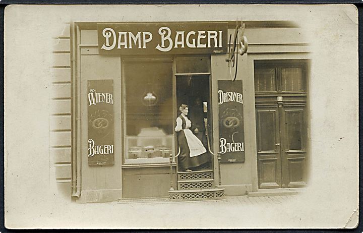 Facade: Damp Bageri no. 9. Sted ukendt. Fotokort no. ??79. 