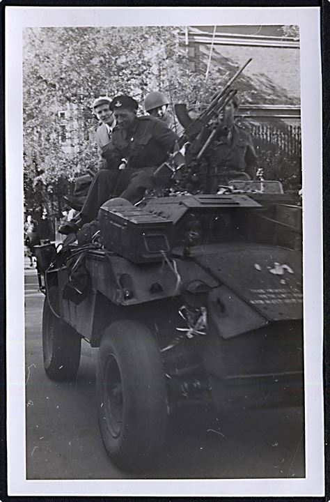 Britisk panservogn fra Royal Dragons i Danmark i befrielsesdagene 1945. Fotokort u/no.