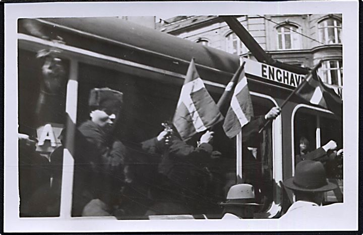 Frihedskæmpere i sporvogn til Enghave i København under befrielsesfesten i 1945. Fotokort u/no.