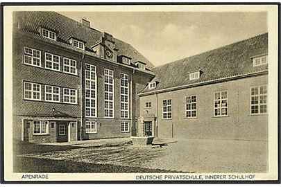 Skolegaarden paa den tyske privatskole i Aabenraa. A. Wohlenberg u/no.