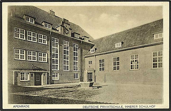 Skolegaarden paa den tyske privatskole i Aabenraa. A. Wohlenberg u/no.