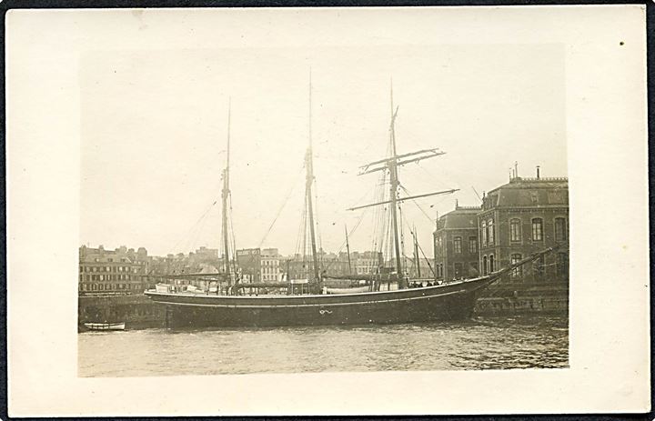 Ukendt, antagelig dansk, sejlskib i britisk havn. Fotokort u/no.