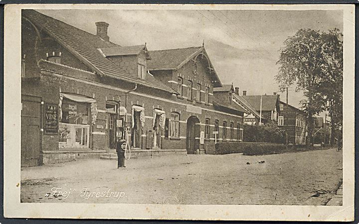 Tyrestrup. A. C. Dahl Hansens Colonial handel med benzinstander Pratt foran og  Hotel Frey, Lindegade 33. (Har været opklæbet). 