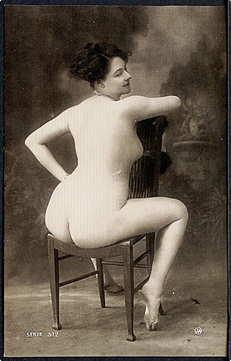 Erotisk postkort. Nøgen kvinde sidder overskrævs på stol. Nytryk Stampa PR no. 19. 