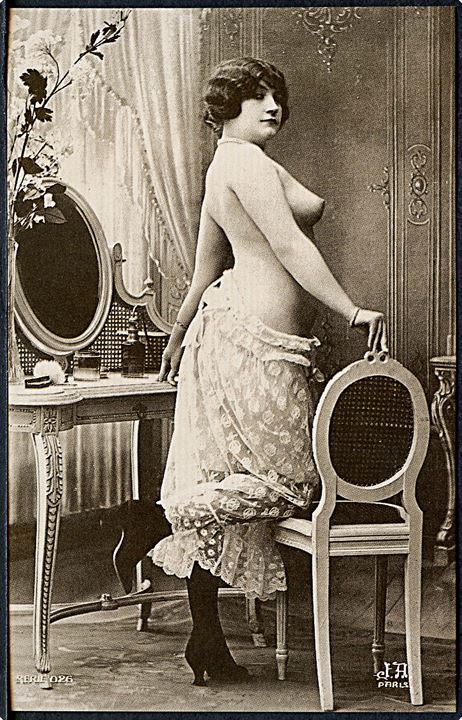 Erotisk postkort. Topløs kvinde posere ved makeup bord. Nytryk Stampa PR no. 39. 