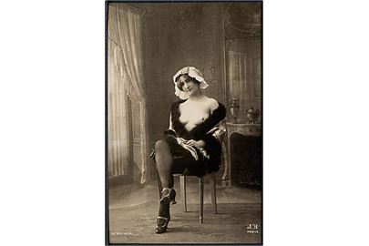 Erotisk postkort. Topløs kvinde poserer på stol. Nytryk Stampa PR no. 118.  