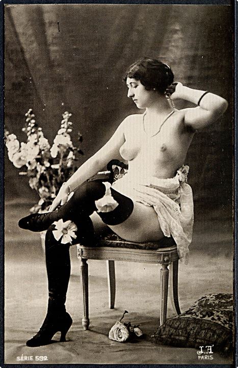 Erotisk postkort. Topløs kvinde iført tyl, knæstrømper. Nytryk Stampa PR no. 119.  