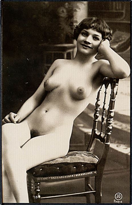 Erotisk postkort. Nøgen kvinde sidder på stol. Nytryk Stampa PR no. 136. 