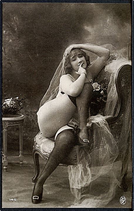 Erotisk postkort. Kvinde iført knæstrømper og tyl. Nytryk Stampa PR no. 165. 