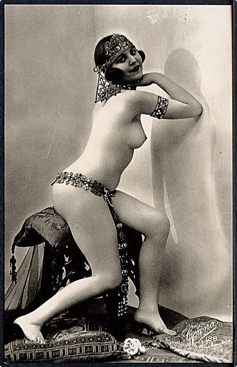 Erotisk postkort. Kvinde vendt mod væggen, kun iført smykker. Nytryk Stampa PR no. 285. 
