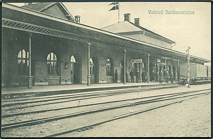 Vedsted, jernbanestation med godsvogne. P. Alstrup no. 2667. Kvalitet 8